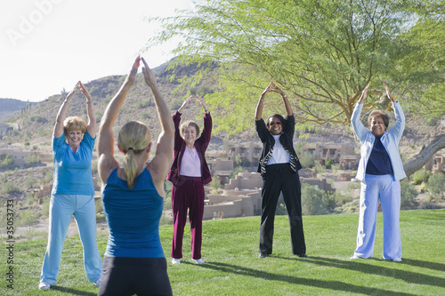 Foto: Women taking exercise class outdoors Women taking exercise class outdoors