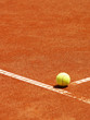 Tennis Ball auf der T-Linie 9