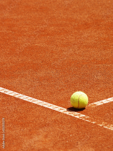 Photo: Tennis Ball auf der T-Linie 9 Tennis Ball auf der T-Linie 9