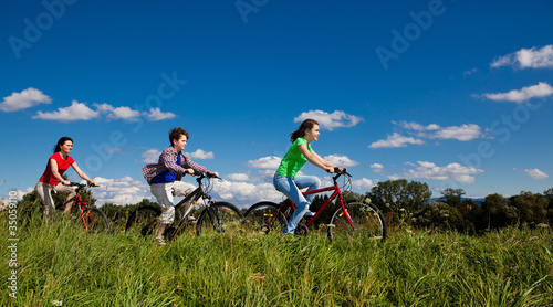 Foto: Family riding bikes Family riding bikes