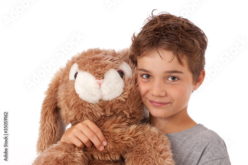 Photo: Netter, hübscher, kindlicher Junge mit Kuscheltier - Hase Netter, hübscher, kindlicher Junge mit Kuscheltier - Hase