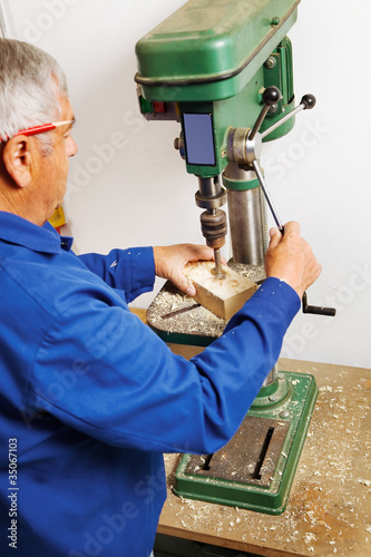 Foto: Schreiner an einer Bohrmaschine Schreiner an einer Bohrmaschine