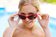 Frau mit Sonnenbrille und Sonnen Creme