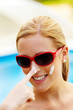 Frau mit Sonnenbrille und Sonnen Creme
