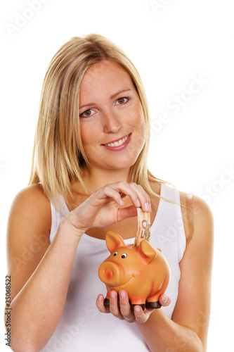 Foto: junge Frau beim Sparen von Geld. Euroschein junge Frau beim Sparen von Geld. Euroschein
