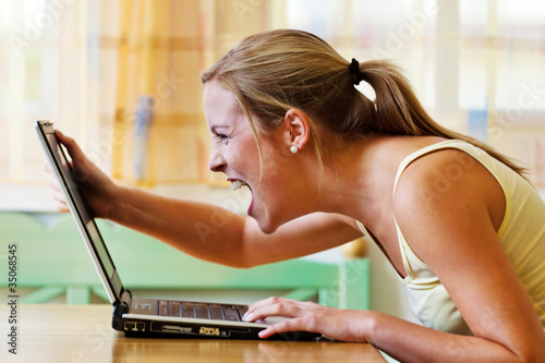 Photo: Frau ärgert sich über Computer Frau ärgert sich über Computer