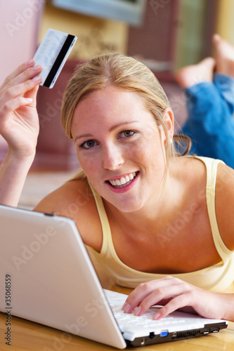 Foto: Frau mit Computer und Kreditkarte Frau mit Computer und Kreditkarte