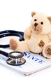 Ours en peluche et stéthoscope sur carnet de santé