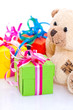 Paquets cadeaux et ours en peluche