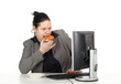 Foto: eating cake fat businesswoman and computer, series eating cake fat businesswoman and computer, series