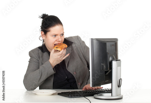 Foto: eating cake fat businesswoman and computer, series eating cake fat businesswoman and computer, series