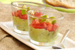 guacamole w szklanych naczyniach guacamole w szklanych naczyniach