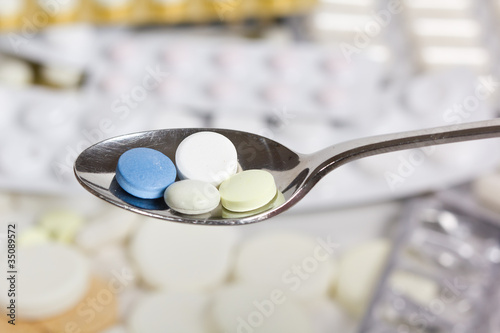Photo: Löffel mit Tabletten Löffel mit Tabletten