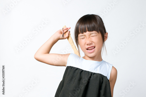 Photo: 背中を掻く女の子 背中を掻く女の子