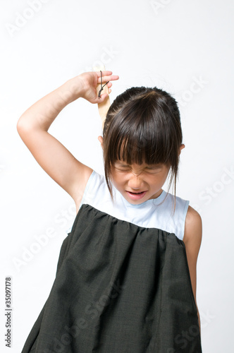 Photo: 背中を掻く女の子 背中を掻く女の子