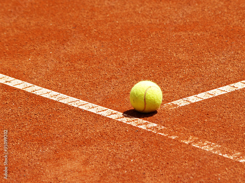 Photo: Tennis Ball auf der T-Linie 10 Tennis Ball auf der T-Linie 10