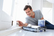 Foto: Man decorating house Man decorating house