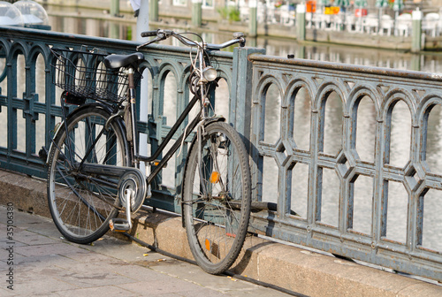 Foto: uraltes Fahrrad, Brückengeländer, Hamburg uraltes Fahrrad, Brückengeländer, Hamburg