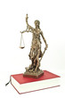Justitia mit Gesetzbuch