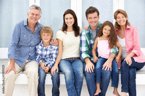 Foto: Portrait multi-generation family outdoors Portrait multi-generation family outdoors