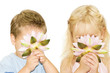 2 kleine Kinder riechen an einer Blüte 2 kleine Kinder riechen an einer Blüte