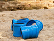 Blaue Rohr-Stücke lose im Sand auf einer Baustelle