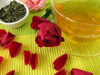 Grüner Tee mit Rosenblüten