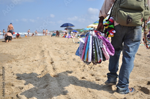 Photo: Venditore ambulante in spiaggia Venditore ambulante in spiaggia