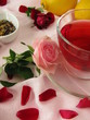 Früchtetee mit Rosenblüten