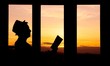 Lecture au soleil couchant