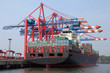 Containerterminal mit Frachtschiff im Hamburger Hafen Containerterminal mit Frachtschiff im Hamburger Hafen