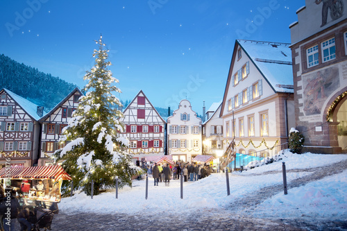 Photo: Schiltach Weihnachtsmarkt mit Weihnachtsbaum Schiltach Weihnachtsmarkt mit Weihnachtsbaum