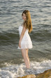 chica entrando en el mar