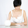 Mujer con copa de leche