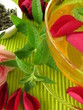 Grüner Tee mit Rosenblüten und Zitronenverbene