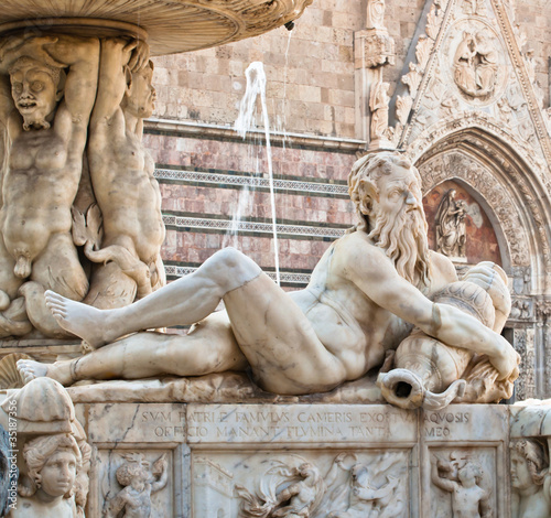Photo: Fontana di orione e duomo di messina Fontana di orione e duomo di messina