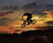 bmx saut et coucher de soleil bmx saut et coucher de soleil