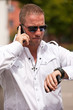 Junger Mann am Telefon