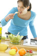 Femme goûtant la salade