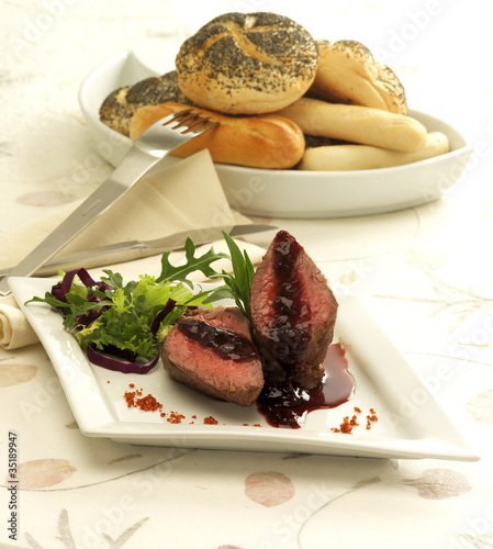Foto: Solomillo de ternera con jalea de moras y buquet de lechugas Solomillo de ternera con jalea de moras y buquet de lechugas