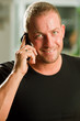 junger Mann am Telefon