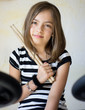 jeune batteuse avec ses baguettes