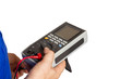 Foto: Elektroniker mit Messgerät (freisteller) Elektroniker mit Messgerät (freisteller)