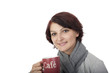 Photo: Junge Frau grüsst mit Kaffetasse in der Hand Junge Frau grüsst mit Kaffetasse in der Hand