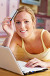 Photo: Frau mit Computer und Kreditkarte Frau mit Computer und Kreditkarte