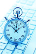 Foto: Stopuhr und Computer Tastatur Stopuhr und Computer Tastatur