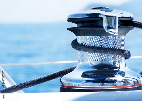 Foto: Sailboat Winch and Rope Yacht detail. Yachting. Sailboat Winch and Rope Yacht detail. Yachting.