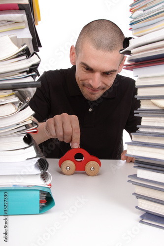 Photo: employé jouant au bureau employé jouant au bureau