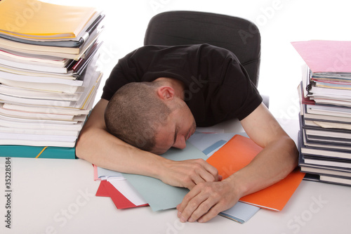 Photo: homme épuisé au travail homme épuisé au travail