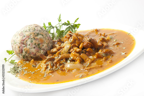 Foto: Pfifferlinggulasch Mit Knödel © Herby Meseritsch Pfifferlinggulasch Mit Knödel © Herby Meseritsch